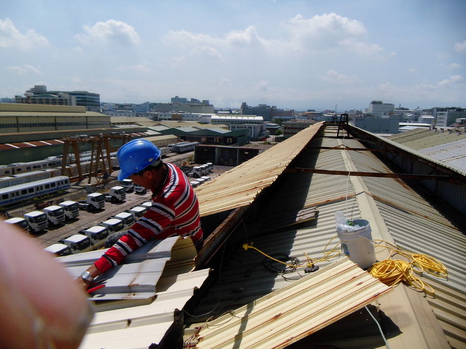 新竹屋頂防水-金屬屋頂板縫封膠